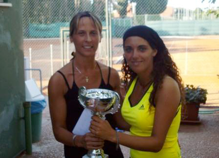 Sara D'Ambrogio a destra, premiata da Sabina Raschini